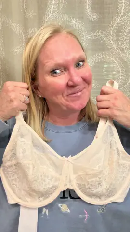 Feel confident and comfortable with the HSIA Floral Lace Non-Padded Full Coverage Bra! Designed with delicate lace and full support, this bra offers a smooth fit while providing the coverage you need for all-day comfort. Perfect for everyday wear or as a thoughtful gift for someone who loves both style and support this holiday season! #tiktokshopblackfriday #tiktokshopcybermonday #holidayhaul #giftideas #christmasshopping #stockingstuffer #lingerie #fullcoveragebra #comfortandstyle #holidaygiftsforher 