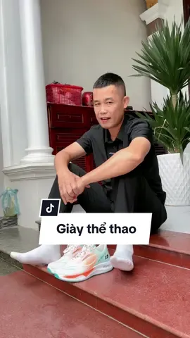 Có đôi giày này đi tự tin hẳn #hiepga #LearnOnTikTok #TikTokAwardsVN #giaythethao #giaynam #sneakers 