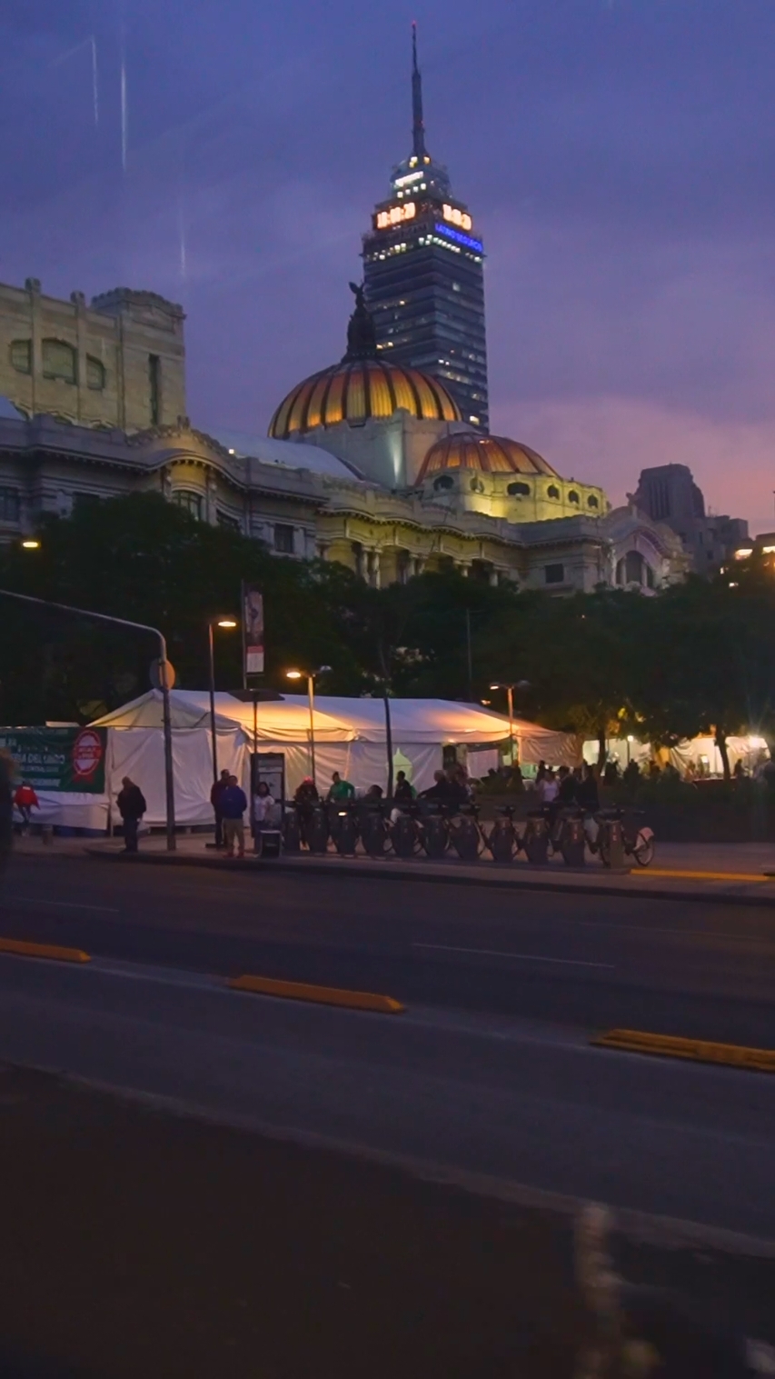 Vuelven esos atardeceres que cautivan. 🌆⚜️❤️‍🩹 #cdmx🇲🇽 #méxico #bellasartesmx #torrelatinoamericana #sunset #alamedacentral #photography #mexicocity @alphabysony_latin 