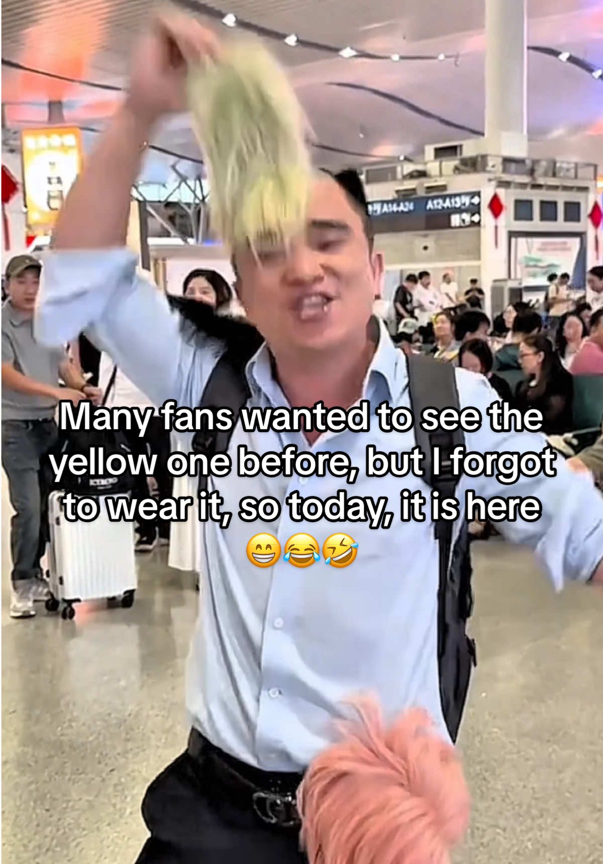 I wore the yellow hair I promised my fans today, and I rocked it in front of so many people haha 😄  #toupeeformen #toupee #toupeehair #ToupeeSale #BuyToupeeOnline #airtoupee #besttoupee #toupeehair 