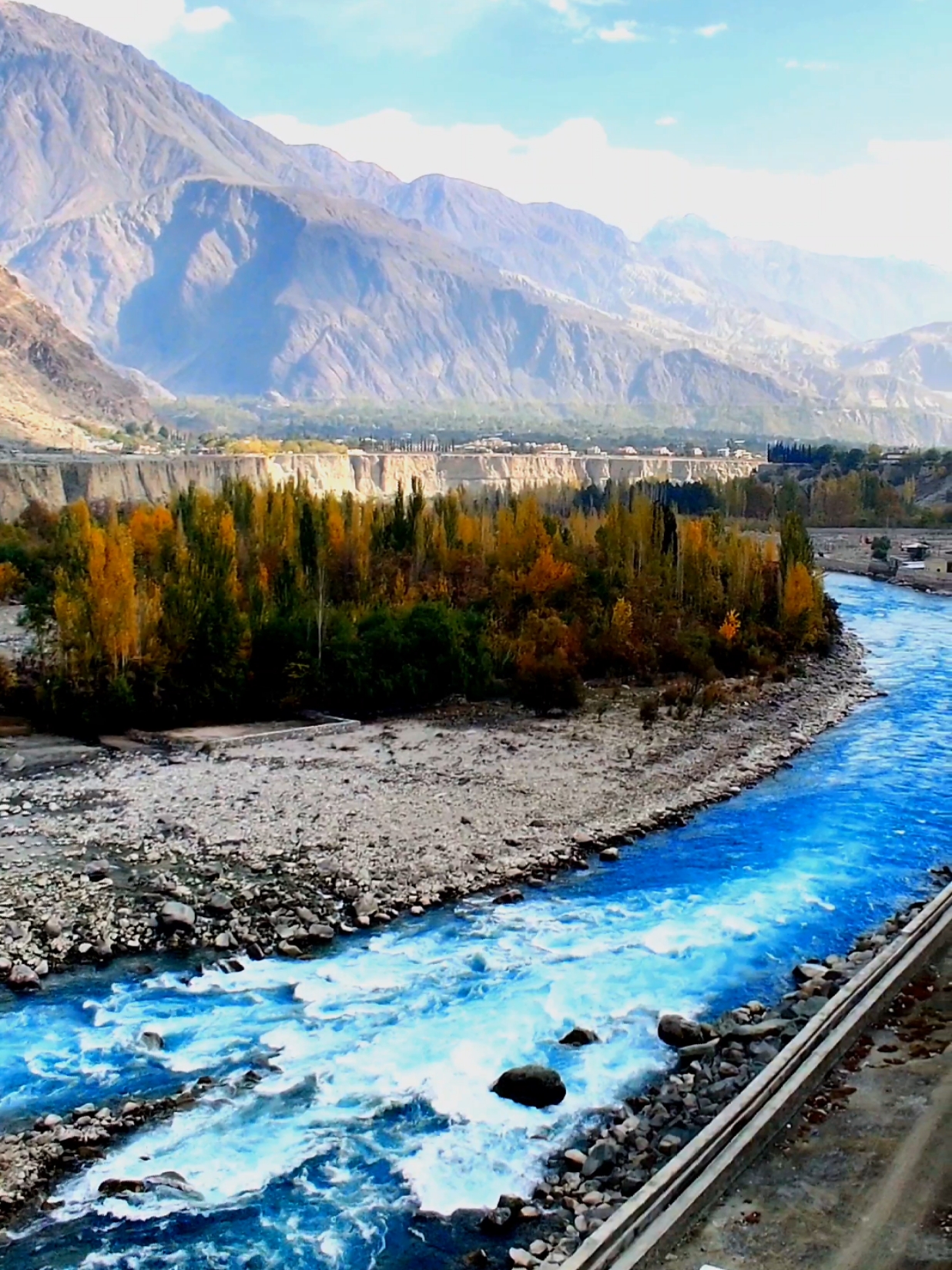 #autumnvibes #gilgitbaltistan #gilgit #indusriver 