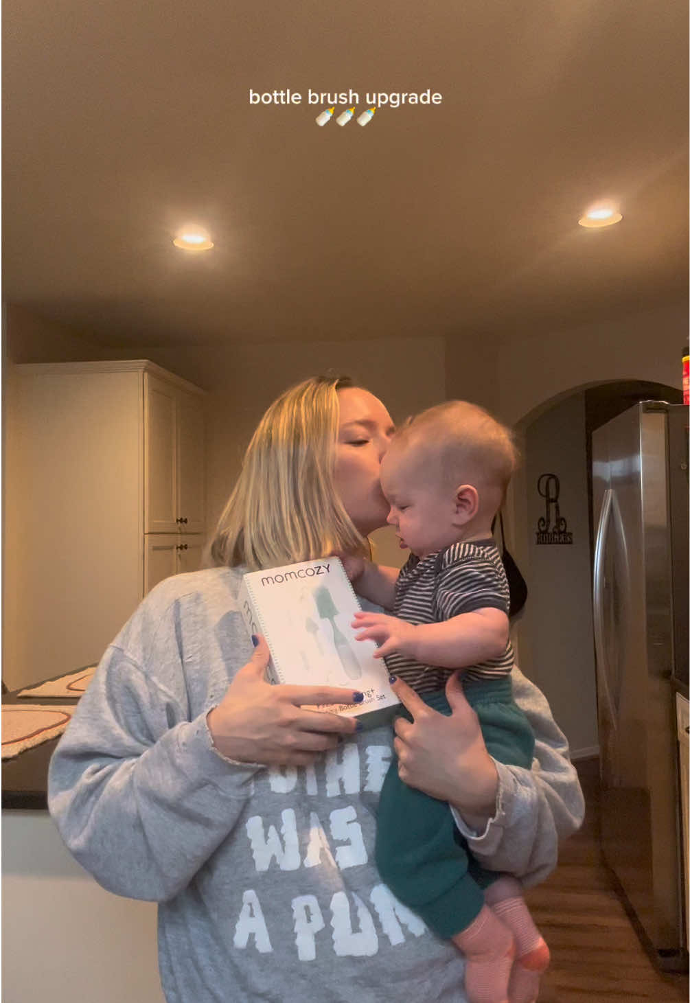 love u @Momcozy Official 👶🏼🍼 #youngmom #6monthold #bottlebrush #momcozy #fyp 