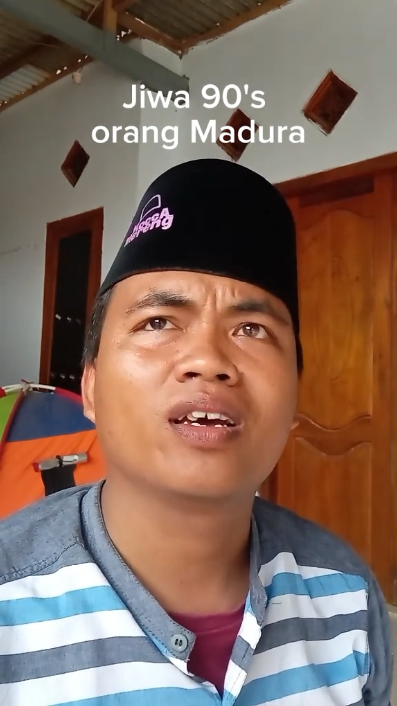 Lagu ini berbentuk lirik pantun dengan isi bernuansa bullyable dan comedy, sering dinyanyikan terpisah tapi saya satukan karena punya kemiripan nada yang sangat dekat. Jika ada lirik bait yang tidak nyambung atau bahkan tidak memiliki arti, memang bentuknya pantun. Ke' tabu' ke' cethak (sakit perut, sakit kepala) Tambhana kaju pote (obatnya kayu putih) Noro' embu' ethak-senthak (ikut ibu dibentak-bentak) Noro' eppa' abine pole (ikut bapak nikah lagi) Tak tak dur ((ungkapan kalimat pelengkap pantun)) Ka bara' ka tengghina (ke barat ke dataran tinggi) Se bhuthak nabbhu jidur (yang botak menabuh beduk) San aghella' da' ghighina (pas ketawa tidak ada giginya) #apt #cover #comedy 