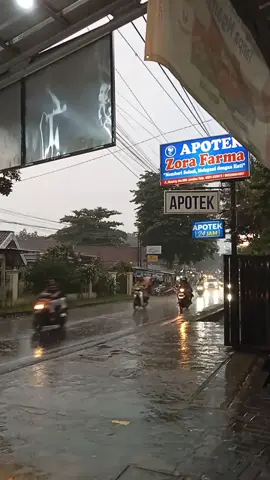 rain with apotek Zora Farma💦 #fyp  #klebus  #hujanvibes  #beranda  #vibeshujan 