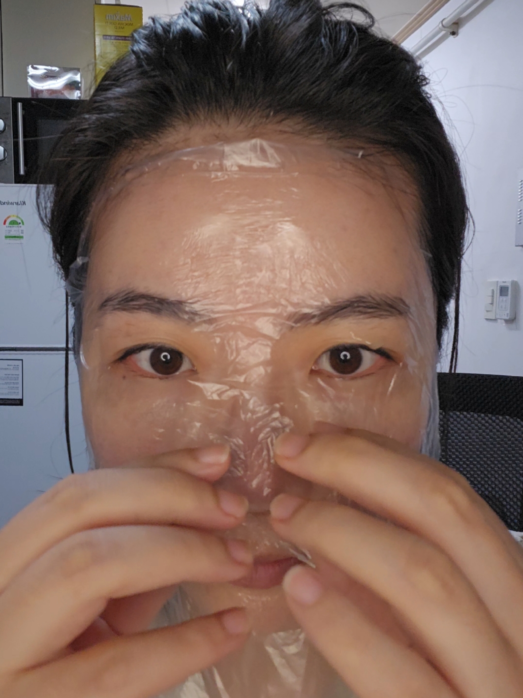 Since it keeps the moisture in, it provides way more nourishment than regular sheet masks, and it’s super hygienic because it’s plastic.  What do you think? It’s pretty easy, right? #skincareroutine #cosmetics #korea #kbeauty #makeuplovers #mask #review 