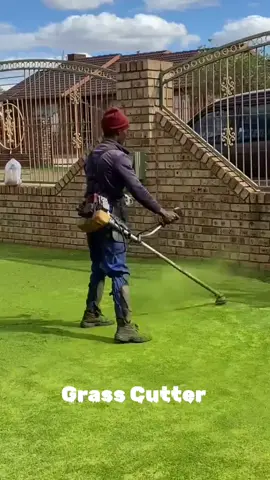 This hustler has PHD in grass cutting and takes pride in his work. He's based in Potchefstroom, North West. If you his services, call him on 079 808 9473. #grasscutter #potchefstroom #kasihustlers 