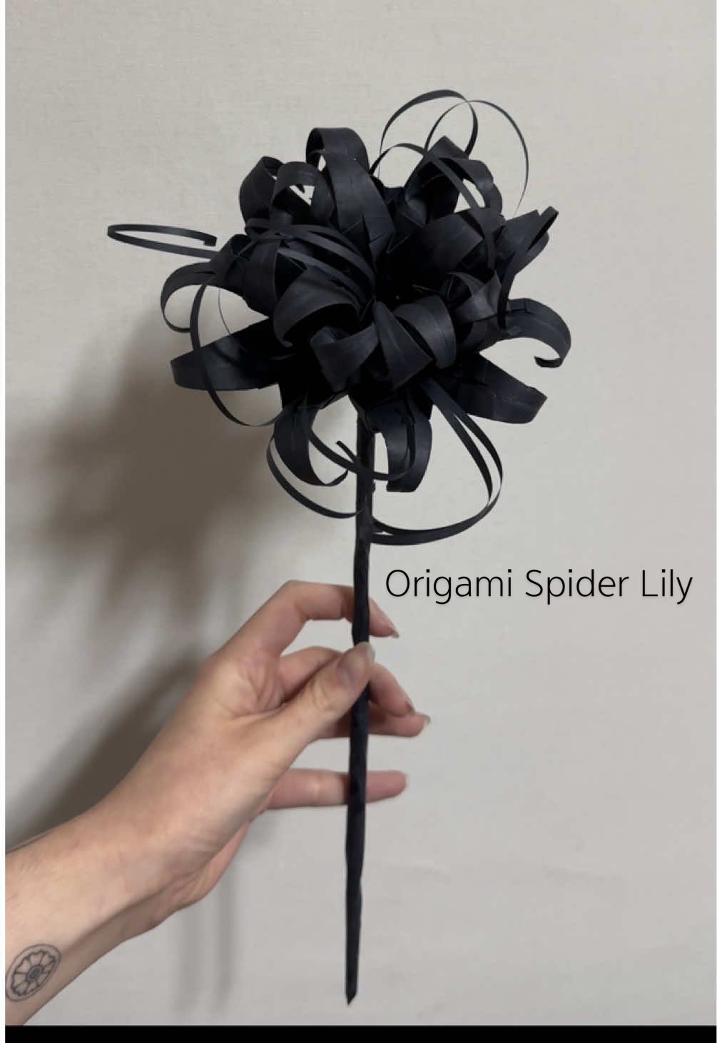 big version of the origami spider lily in black 🖤 any other flowers you'd like to see me make or want a tutorial of? ☺️ #origami #origamiflower #paperflower #spiderlily #craft #DIY 