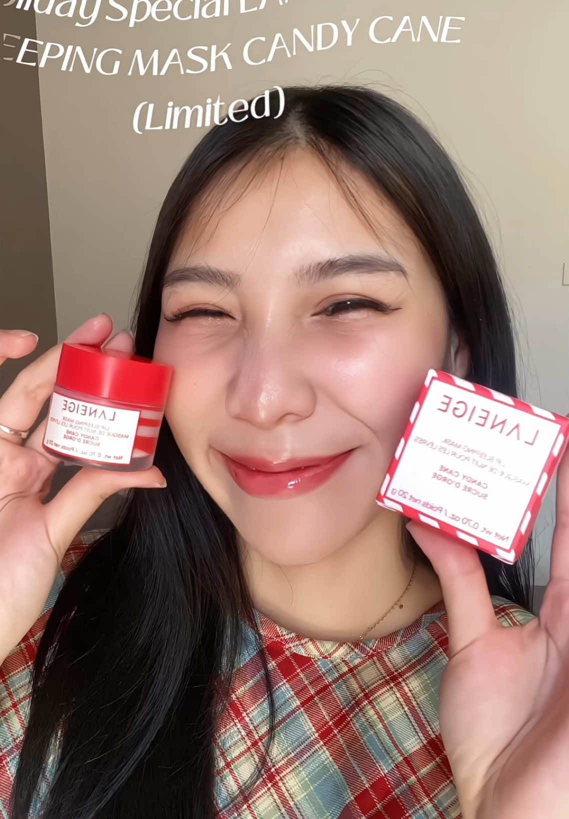 Holiday Special Laneige Lip Sleeping Mask Candy Cane.  ใครที่อยากมีปากที่นุ่ม ชุ่มชื้น ไม่แห้งแตก กั้งแนะนำเลย  แล้วรุ่นนี้เป็น Limited มีแค่ 1-30 Nov เท่านั้นนะคะ 🫶🏻🍒🎅🏻🎄  ##laneige##laneigethailand ##รีวิวบิวตี้##TikTokBeauty ##tiktokป้ายยา##skincaretips 