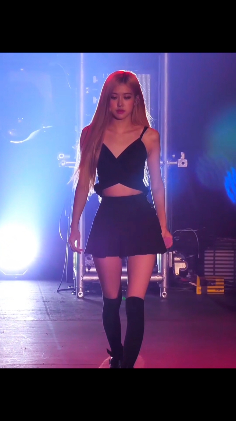 Her walk. #ROSÉ #BLACKPINK 