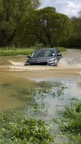 Nearly Floods the Engine & Gets Stuck on the Verge…😂🤦🏻‍♂️ #2WheelDrive #Oops #SkodaKodiaq #SUV #BENGREGERS #FloodsUK #UK #Waves #Splash #wow #trending #unbelievable #funny #fyp #foryou (Youtube: BENGREGERS ☑️🎥)