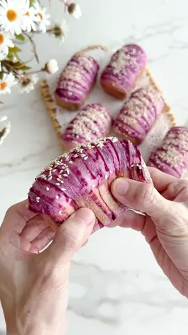 ~ Purple Potato Bun ~ *Sweet Stiff Starter* 30g sourdough starter 90g bread flour 40g water 15g sugar *Dough Ingredients* 230g bread flour 20g sugar 10g milk powder 4g salt 15g purple potato powder 125g milk 50g whipping cream 20g unsalted butter All of the sweet stiff starter *Fillings* 250g purple potato 20g sugar 30g cooking oil ➡️ steam and mash the potato and  ➡️ mix with sugar and oil till smooth and become paste form ➡️ divide into 8 and round into a ball  Method  ➡️ Prepare sweet stiff starter and use when it triples, about 7-8hr at 27-28C. ➡️ Mix everything except butter till dough comes together and is strong. ➡️ Add butter gradually and knead until fully incorporated and dough achieves window pane. ➡️ bulk proof dough for 2hrs at 28C ➡️ punch down the dough and divide into 8 equal parts ➡️ wrap with purple potato paste and rest for 10-15mins ➡️ use rolling pin to roll out into oblong shape and use knife/blade to score lines ➡️ flip dough over so that scored lines are facing down ➡️ roll up the dough with scored lines at the outer  ➡️ Place into a greased pan for final proof, 3.5-4hr at 28C.  ➡️ spray water and sprinkle sesame ➡️ bake at 180C for 20mins #sourdough #sourdoughpolobun #polobun #melonpan #conchas #sourdoughbuns #naturalyeast #wildyeast #naturallyleavened #sweetstar #sweetstiffstarter #levain #purplepotato #satsumaimo #紫薯包 #紫薯酸种面包