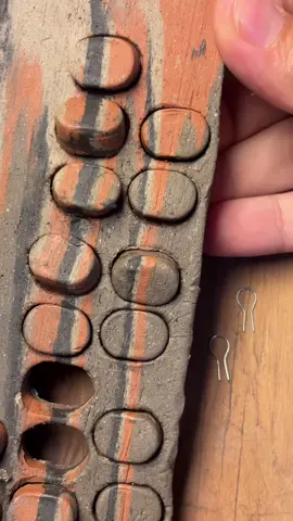 Criar pingentes com o gancho de tungstênio mini é uma experiência que une praticidade e inovação na cerâmica. O gancho de tungstênio, conhecido por sua resistência a altas temperaturas, permite criar peças que precisam ser penduradas, como pingentes ou ornamentos. Por ser fácil de aplicar, ele ajuda a acelerar o processo de criação. Uma grande vantagem é sua durabilidade no forno. Ele pode suportar temperaturas extremas sem deformar, o que é essencial para garantir que a peça mantenha sua integridade durante a queima. Além de simplificar o processo, o fio de tungstênio permite criar peças mais versáteis e detalhadas, perfeitas para aplicações específicas que dão ainda mais personalidade à arte cerâmica. Os ganchos de tungstênio mini estão disponíveis no nosso site que está na Bio. ♥️ #ceramica #pottery #ceramista #clay #clayart #ceramics #artesanato #cerâmica #ceramique #ceramiche #ceramiche #keramik #ceramah