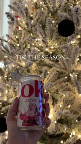 A twinkling Christmas Tree & Diet Coke ❤️🎄 #creatorsearchinsights #christmastiktok #dietcoke #christmas #santa