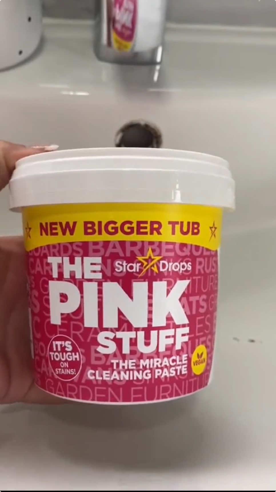 Pink Power Hour cleaning motivation 🕣💖💪🏼 grab your The Pink Stuff and go go GOOO! 🏃💨  @Shannon @homeof.kubra @lou’s_home_ 📽️ #thepinkstuff #pinkstuff #CleanTok #cleaningmotivation #cleaning #housecleaning #cleaningproducts #pinkpowerhour 