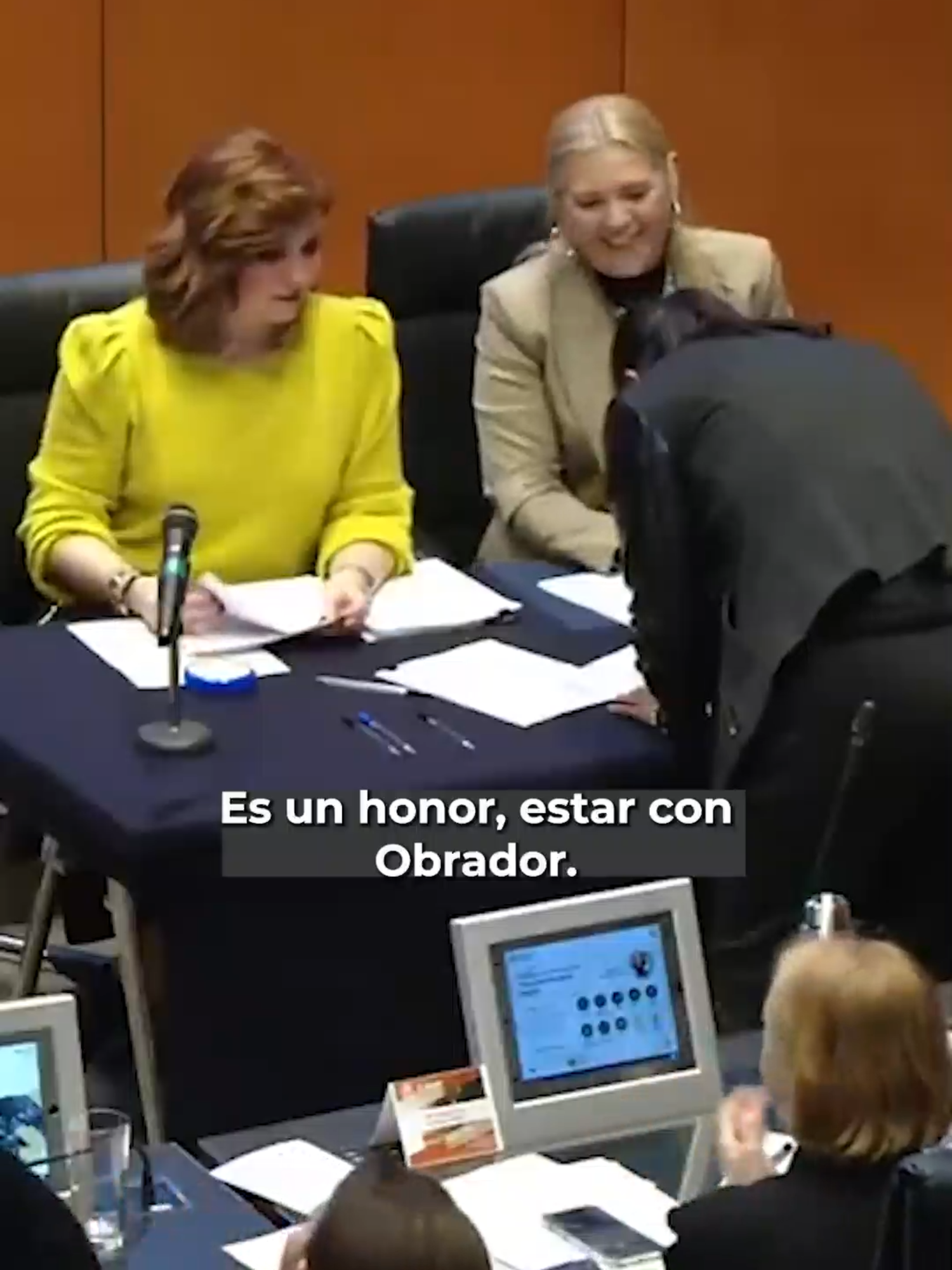 Senadores de Morena le cantan “las mañanitas” a AMLO en plena sesión, donde votaron por la titular de la CNDH. #Latinus #InformaciónParaTi