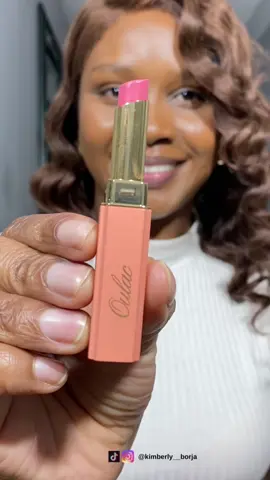 💄| Usando el Moisture Shine Lipstick de @Oulac Cosmetics  en el ( tono: First Love 07)  . 💕 Quería lograr un acabado muy natural👌🏽, así que me aplique un delineador café oscuro y luego el labial como relleno.  . 💕 Siento que así me quedo mejor, ¿ Qué piensan ustedes ?  . . @oulaccosmetics_official , @oulac_cosmetics_usa  . . . #labiales #probandoproductos #reseñadeproductos #reseñademaquillaje #ugc #ugcecuador #contenidougc #creadoradecontenido #oulaccosmetics #review #maquillajeprincipiantes #belleza #productosdebelleza #cosmeticos 