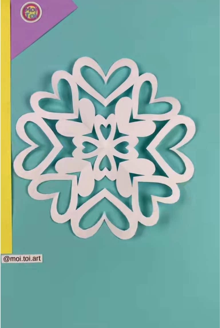 Easy paper snowflake ❄️ @Moi.Toi.art #christmasdecorations #moitoiart #snowflakes #papercraft #papercut #ВэтотДень