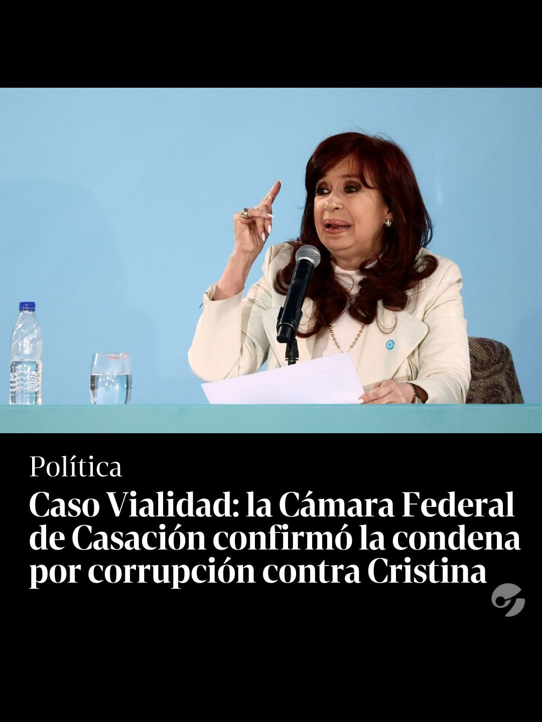 👇CRISTINA NO PODRÁ SER CANDIDATA La Sala IV de la Cámara Federal de de Casación Penal confirmó este miércoles la sentencia condenatoria contra Cristina Kirchner en la causa Vialidad. 👉Sin embargo, la ex presidenta y vicepresidenta no irá a la cárcel. La sentencia sólo será de cumplimiento efectivo cuando la Corte Suprema se pronuncie sobre el caso. El dinero que se habría sustraído de las arcas públicas como resultado de la maniobra fraudulenta asciende a 84.835.227.378,04 pesos. Es el dinero que los camaristas ordenaron decomisar a los condenados. 🎤 Mirá el informe de Lucía Salinas