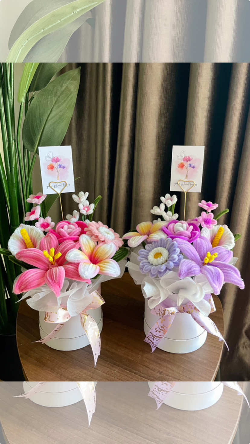 🎙️I think they call this love 🎶 Flower bucket box menjadi pilihan sebagai hadiah harijadi — tema warna pink & purple 💖💜 Customer letak kepercayaan sepenuhnya pada saya untuk membuat pilihan bunga & gubahan ✨ “Cantik gila” bak kata customer  🥰 Alhamdulillah #zzartsy #bungakawatbulu #chenilleflower #fuzzywireflower #pipecleanerflower #pipecleanerart #surprisekl #bouquetwangsamaju #bouquetkl #flowerbucketbox 