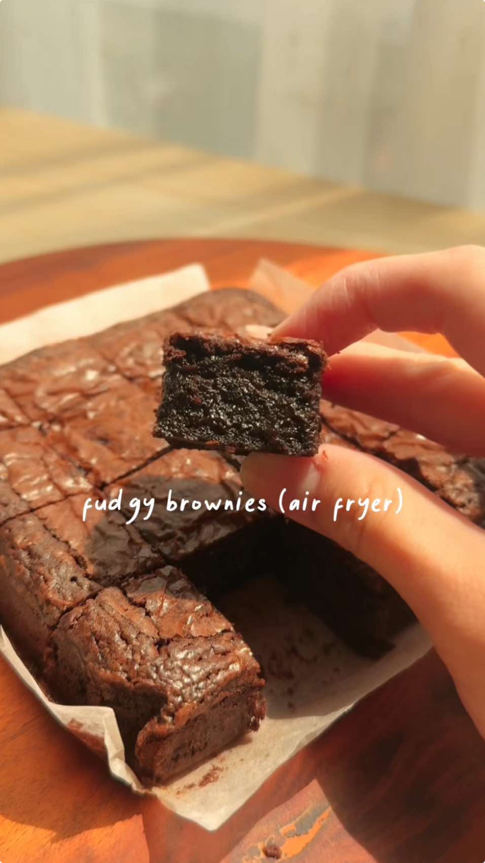 karena sekarang udah bisa pake ✨AIR FRYER✨ ga ada alesan buat ga bikin brownies shining, shimmering, splendid ini lagi! @Oxone Retro Oven & Air Fryer Minion Series emang multifandom buanget💗 #fudgybrownies #brownies #pomierecipe #viral #shinycrust #reseptiktok 