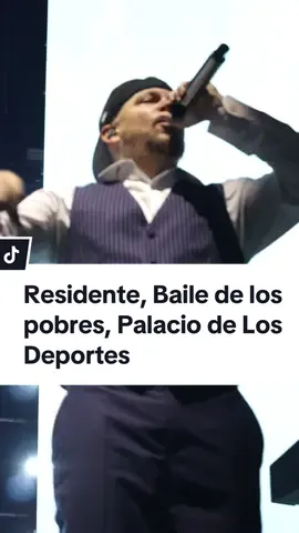 “Tú la vives fácil y yo me fajo Tú sudas perfume, yo sudo trabajo Tú tienes chofer, yo camino a patas Tú comes filete y yo carne de lata”… @RESIDENTE en el Palacio de los Deportes  #residente #calle13 #bailedelospobres #palaciodelosdeportes #CDMX #mexicocity #concierto #concert #rene #reneperez #songs #fyp 