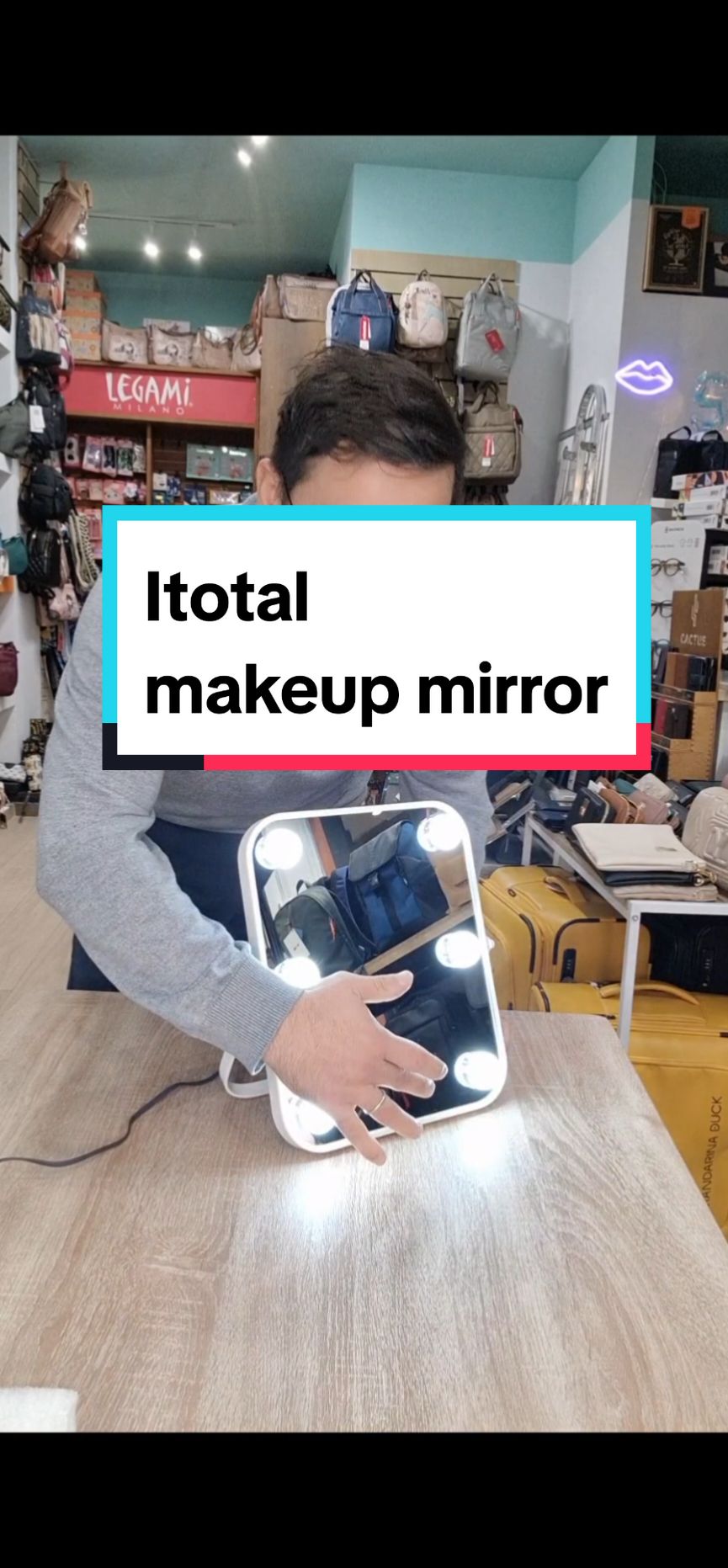 Itotal Makeup mirror. Ανακαλυψτε μοναδικά προϊόντα στο στιγκα.  #stigkabooks #itotal #itotalgifts #δωρα #brands #giftsore #κορίτσια #γυναίκες #makeup #ομορφιά #ιδιαιτεραδωρα 