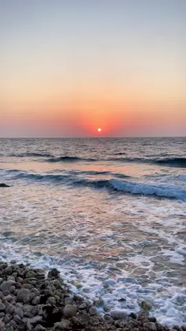 كبر البحر بحبك🌊🌅 #sea#sunset #fayrouz #بحر#غروب#فيروز 