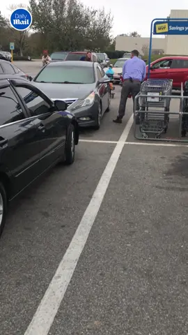 A South Carolina supermarket manager was captured on video coming to the rescue as a customer’s car filled with smoke in his store’s parking lot. 🎥KevinKeen/Storyful