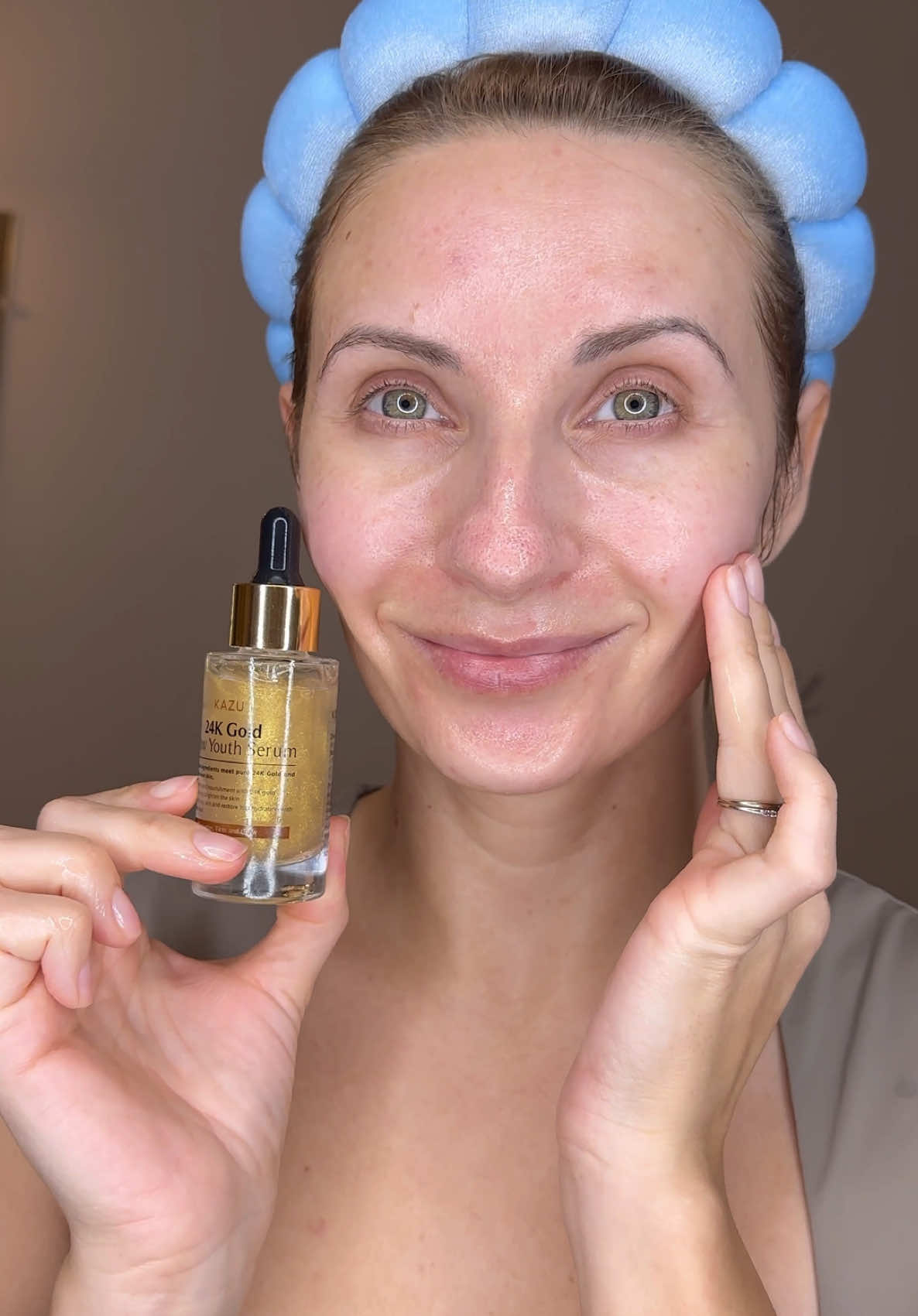 Kazu 24K Gold Glow Youth Serum is wrinkle fighting and brightening solution with 24K Gold and Adenosine to firm, hydrate and diminish look of wrinkles.  Vitamins help brighten the skin. Combination of  Niacinamide and Riboflavin will give your face a daily dose of glow.  Hyaluronic Acid will quickly hydrate and penetrate your skin for long-lasting hydration. 24k Gold & Collagen sheet Mask has optimal combination of ingredients such as 3 types of Hyaluronic Acid that gives an intensive anti-wrinkle effect and provide intense moisture to the skin layer by layer.  Hypoallergenic, fluorescent-free mask sheets are just as important as the essence. Brand Page: www.kazu.day #kazu #kazubeauty #Ross #K-Beuaty #Skincare #Koreanskincare #glowskin #goldserum #serum #sheetmask #mask 