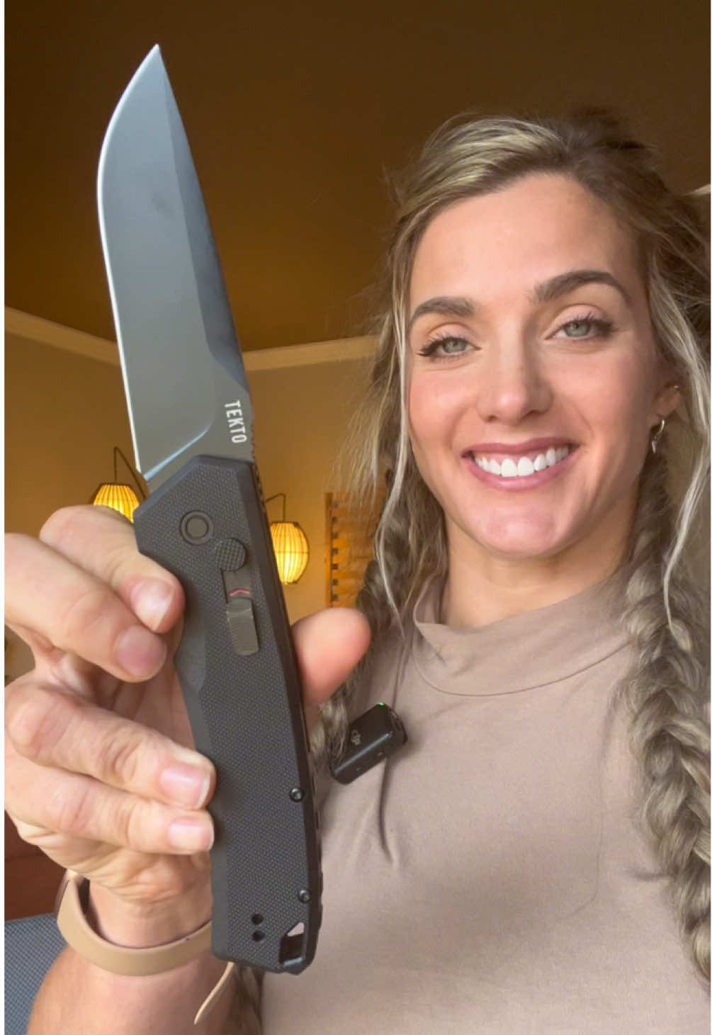 Replying to @RamossD its your lucky day, because i just got a new auto added to the collection from Tekto. The A3 Delta 👀 this one is quite larger, a little too large personally for my hands but I really like the safety feature and blacked out appearance of the blade 