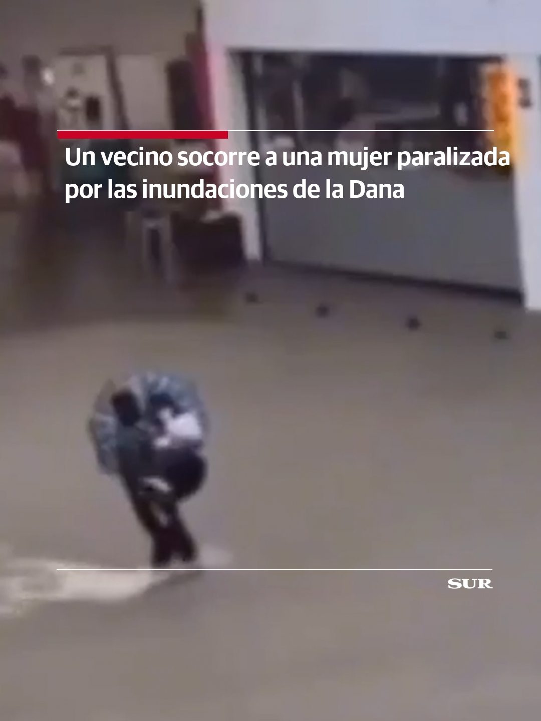 Un vecino de Héroe de Sostoa rescata a una mujer que había quedado paralizada ante las inundaciones provocadas por la Dana. 💦 más en SUR.es