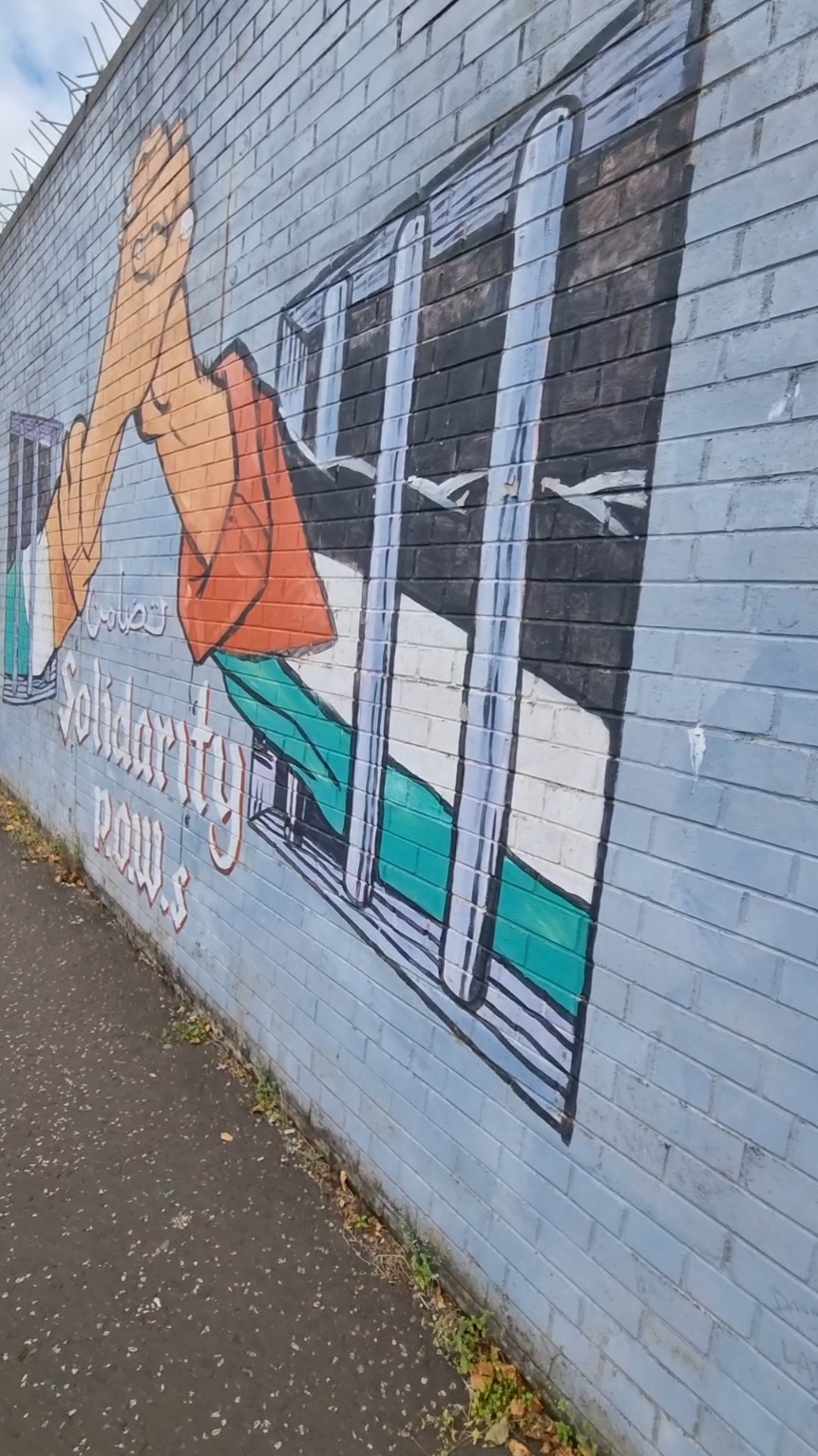 Walking along the Falls Road in Belfast and a look at the mamy Political Murals which dot the area. #belfast #fallsroad #fallsroadbelfast #politicalhistory #irishhistory #nornireland #eire #walkingtour #thingstodo #irelandtiktok 