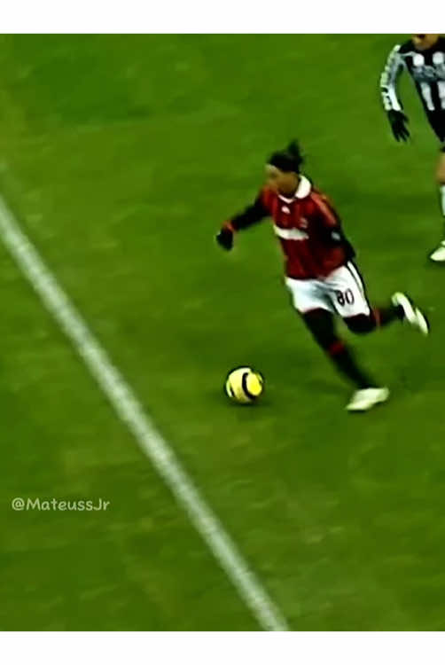 Ronaldinho Milán 🇧🇷😮‍💨🔥 #skills #Soccer #skillsfootball #footballskills #ronaldinho 