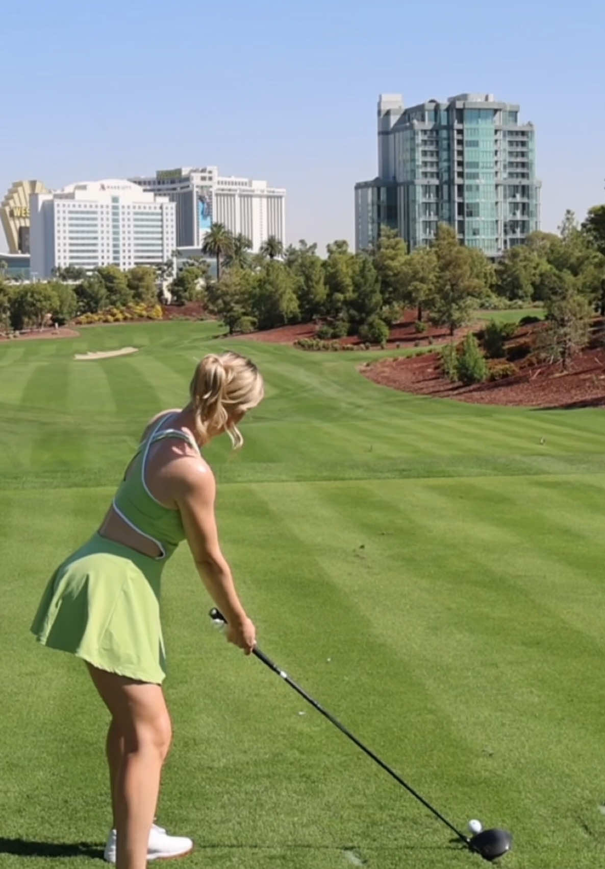 Nothing warms you up like the adrenaline rush of hitting your rental set driver infront of complete strangers #golf #wynnlasvegas #golfclub #teetim 