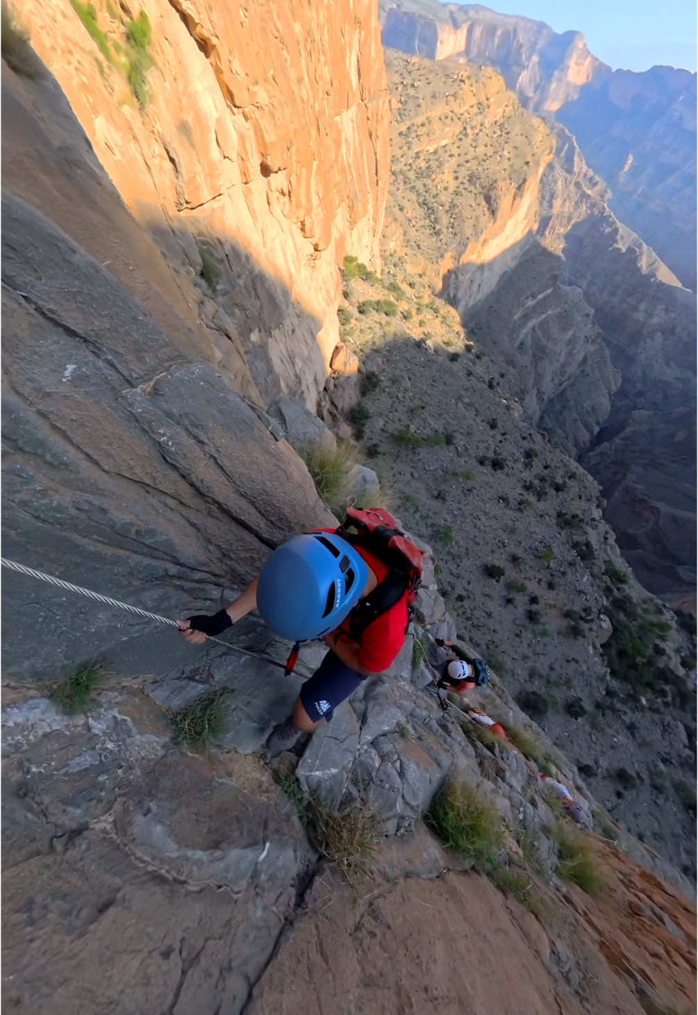 Eines der coolsten Abenteuer mit @For Family Reisen im Oman hatten wir am Jebel Shams. Mit unseren Klettersteig-Sets von @Mammut Swiss 1862 sind wir den Balcony Walk am Jebel Shams entlang gewandert. Und dann kam der 130 Meter lange Klettersteig. Auf drei Abschnitten war das Adrenalin pur. Es ging erst steil am Felsen hinauf. Immer eingehängt in das Via Ferrata Seil. Dieses wurde übrigens erst vor kurzer Zeit von einem Team aus Österreich erneuert. Der zweite Abschnitt war nicht ganz so herausfordernd, wie der erste Abschnitt. Aber es wurde halt immer höher und man schaute in den riesigen Jebel Shams Canyon hinein. Der dritte und letzte Abschnitt war dann etwas flacher und entspannter. Hier benötigte man nur noch etwas Kraft und Ausdauer um dieses Stück zu schaffen. Sehr zufrieden standen wir am Ende des Klettersteigs und schauten in den 1000 Meter tiefen Jebel Shams Canyon und auf den Balcony Walk @insta360_official https://www.amazon.de/shop/fravely.reisen/list/28YSNCZNTI34C #oman #forfamilyreisen #jebelshams #klettersteig #balconywalk #viaferrata #mammut #fravely #travel #middleeast #muscat #reisen #familienreisen #familienurlaub #reise #roadtrip #rundreise #omantravel #omantraveller #omantrip #omantour #omanlife #omanplaces #omanvisit #werbung 