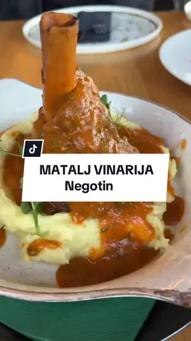 Matalj vinarija, Sv. Vasilija Ostroškog 158, Negotin U vinariji Matalj nije sve samo u vinima, tu je i odličan restoran. 👌🏼 Cela priča se vrti oko lokalnih sirovina što je za svaku pohvalu, urda i miročki sir dolaze iz njihove mlekare dok je za baklave zadužena njihova pekara. Sve iz ovog repertoara je bez greške, ne znam šta bih pre izdvojio. Mesa takođe iz kruga 20-30 km oko grada, odlično pripremljena, odlično servirana uz sjajan ambijent tako da je vredno puta. 😎