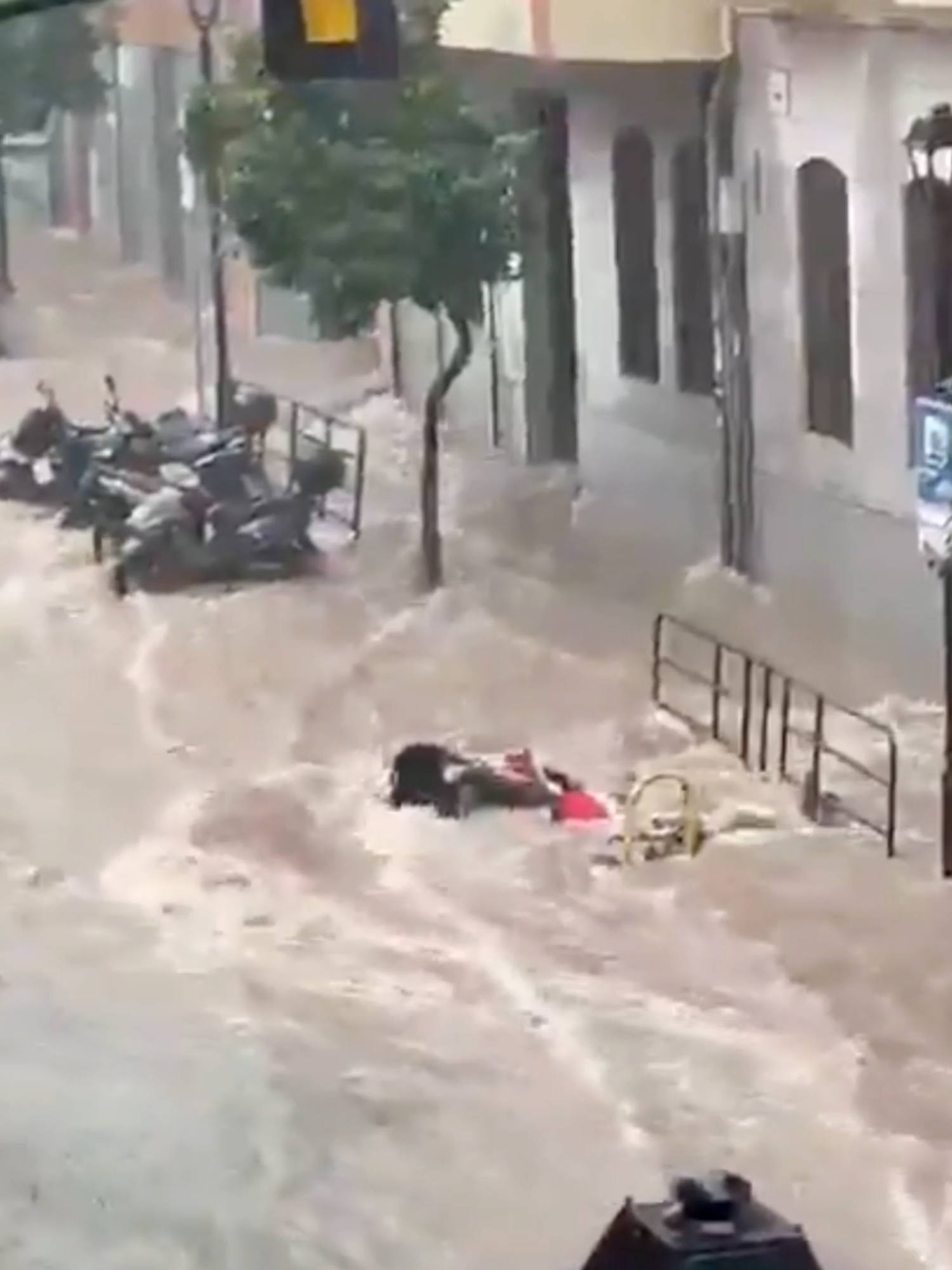 Emiten alerta roja en España por nuevas tormentas dos semanas después de las inundaciones en Valencia. #Latinus #InformaciónParaTi