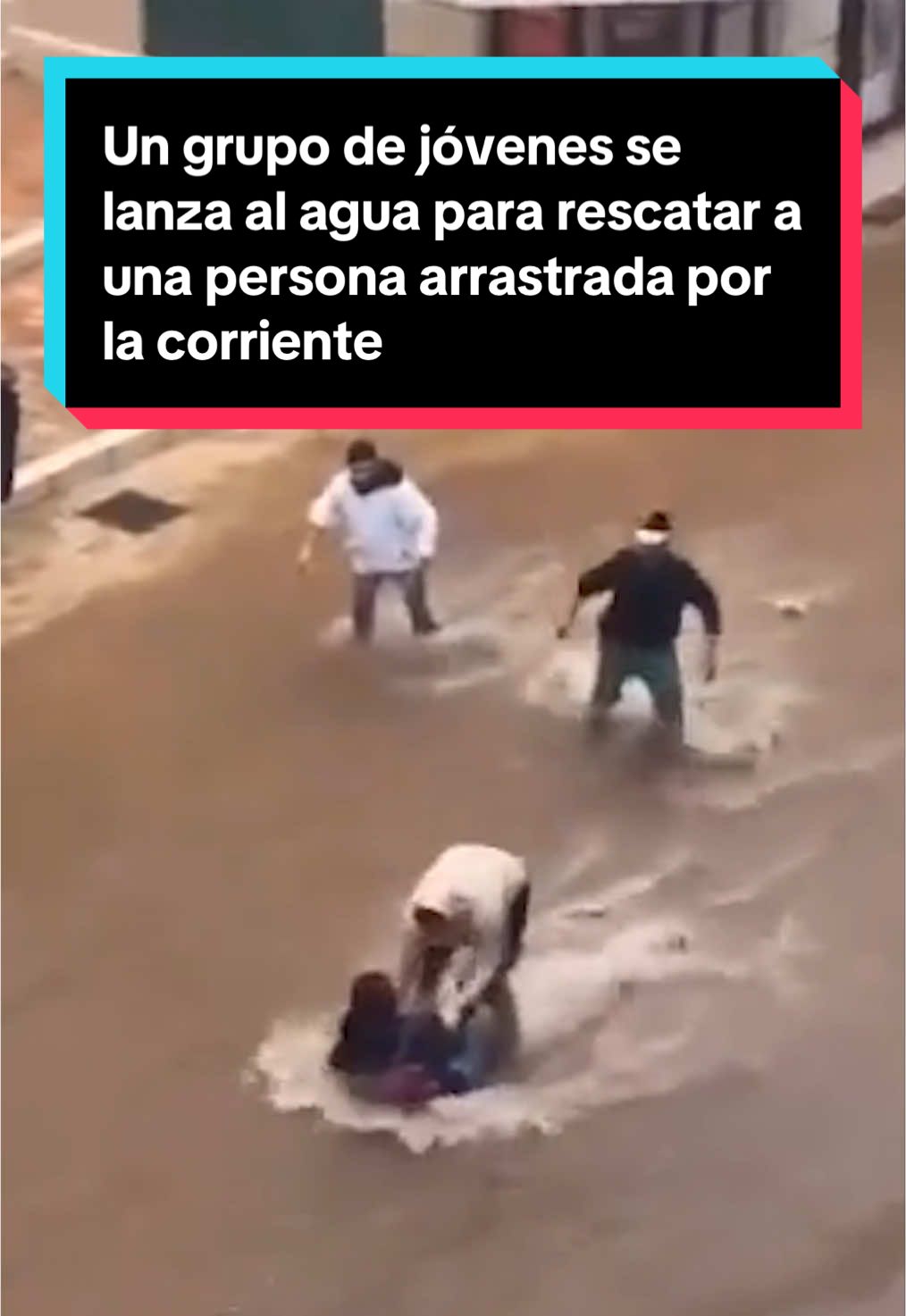 👏 Un grupo de jóvenes se lanza al agua para rescatar a una persona arrastrada por la corriente de las inundaciones    👉 Ha ocurrido en la calle Alcazabilla y, gracias a los jóvenes, la persona socorrida ha podido salir con éxito de la corriente #dana #malaga #rescate #españa #inundaciones #calle #temporal #tiempo #rescates 