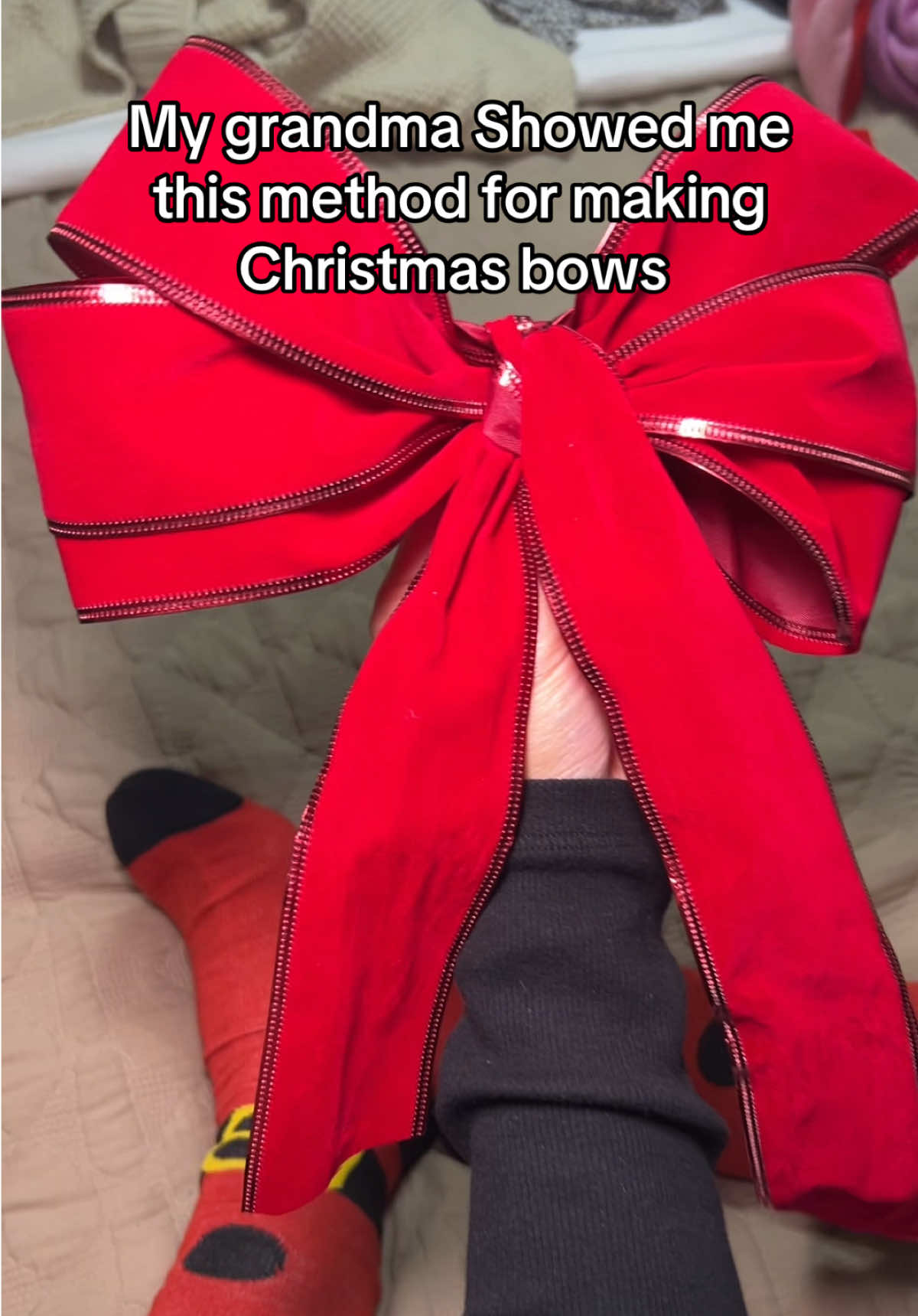 ¡Trick how to tie a bow for new year! #hack #christmas #wrappinggifts #baw #holiday #MomsofTikTok #LifeHack