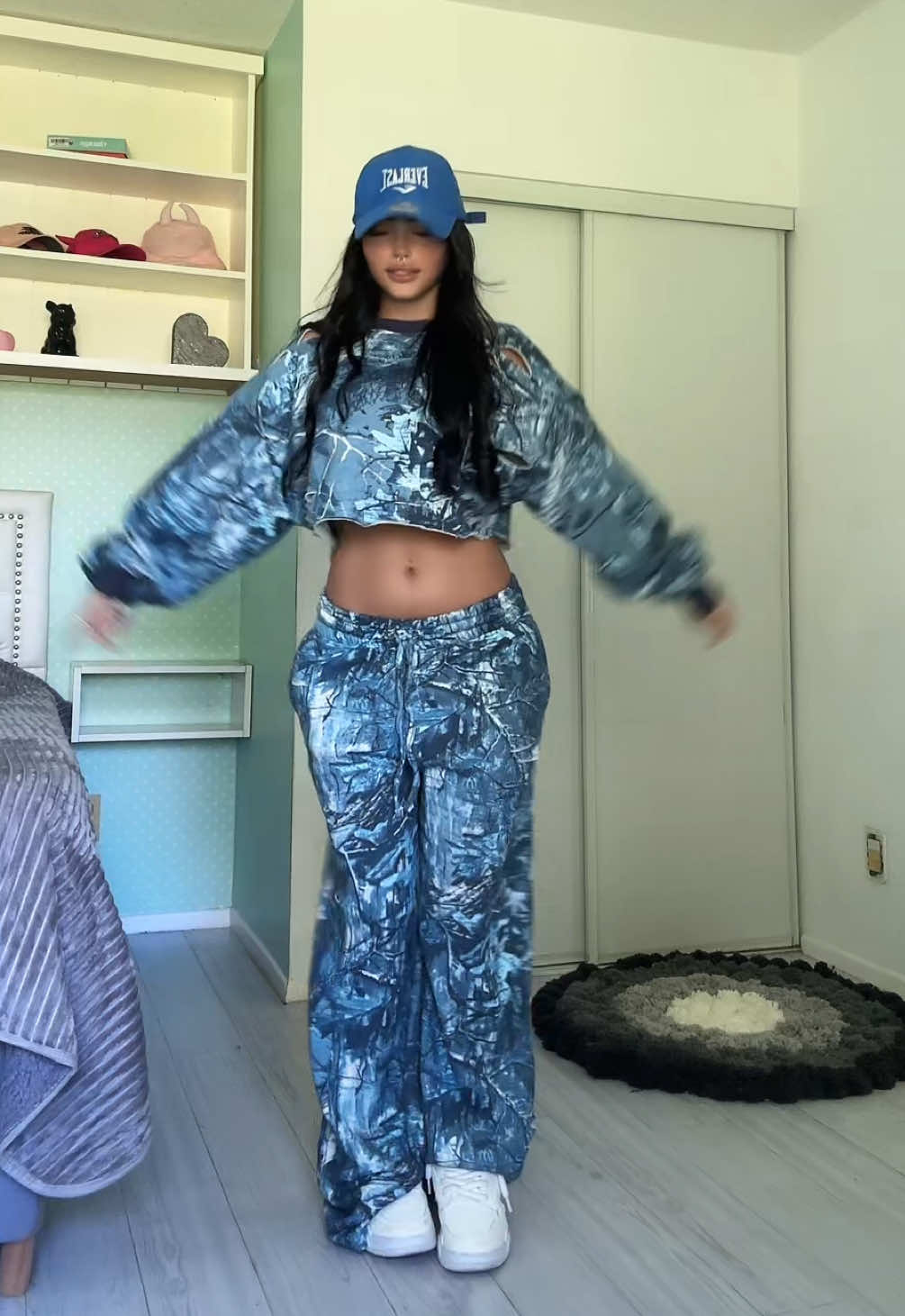 mis dos looks son de @FashionNova ✨ 1- Best Mate Sweater Flare Pant Set  2- Conjunto De Pantalón Stay Hidden Fleece Camo - Azul