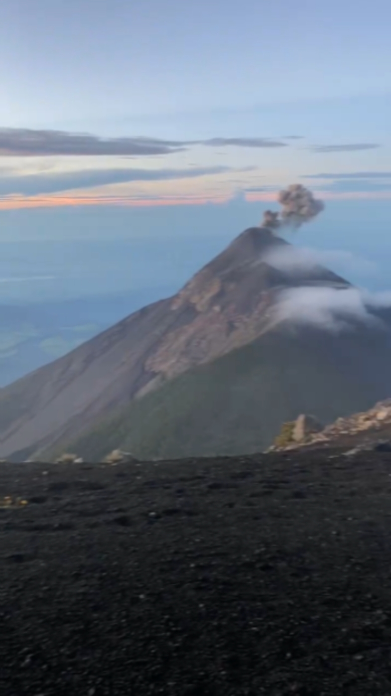 Otra vez tengo esa loca idea en la cabeza... 🌋🤩🇬🇹 #volcanacatenango  #volcandefuego  #guatemalaesimpresionante