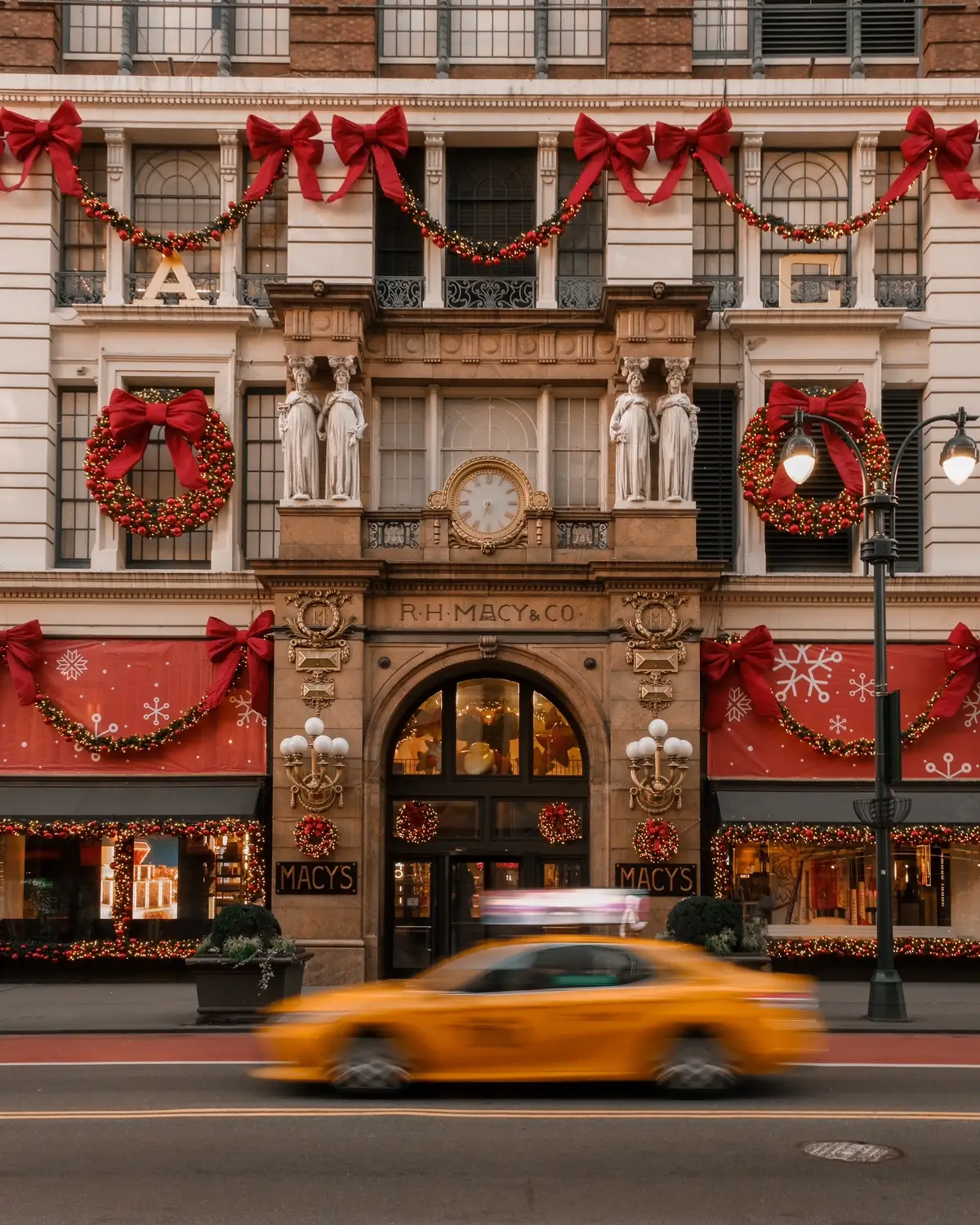 it’s a miracle on 34th street!! 🎅🏻🎄🎊🌇✨ @Macy’s is officially decked out for the season!!!  shot on fujifilm x-t4 16-80mm fujinon lens christmas in new york city #ethanbarberco #christmas #christmasinnewyork #homealone2 #rockefellercenter #rockettes #nostalgia #00s #2000s #newyorkcitylife #newyorkphotographer #nycbucketlist #thanksgiving #macysthanksgivingdayparade #december 
