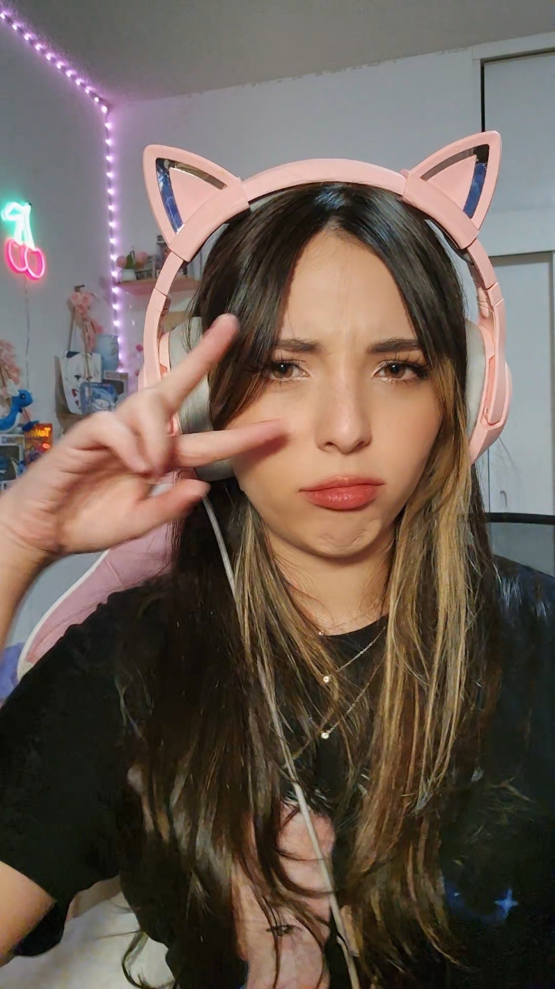 Primera vez que intento hacer un trend de tiktok y me lastimo la mano... es una señal #atinycherry #gamer #anime 