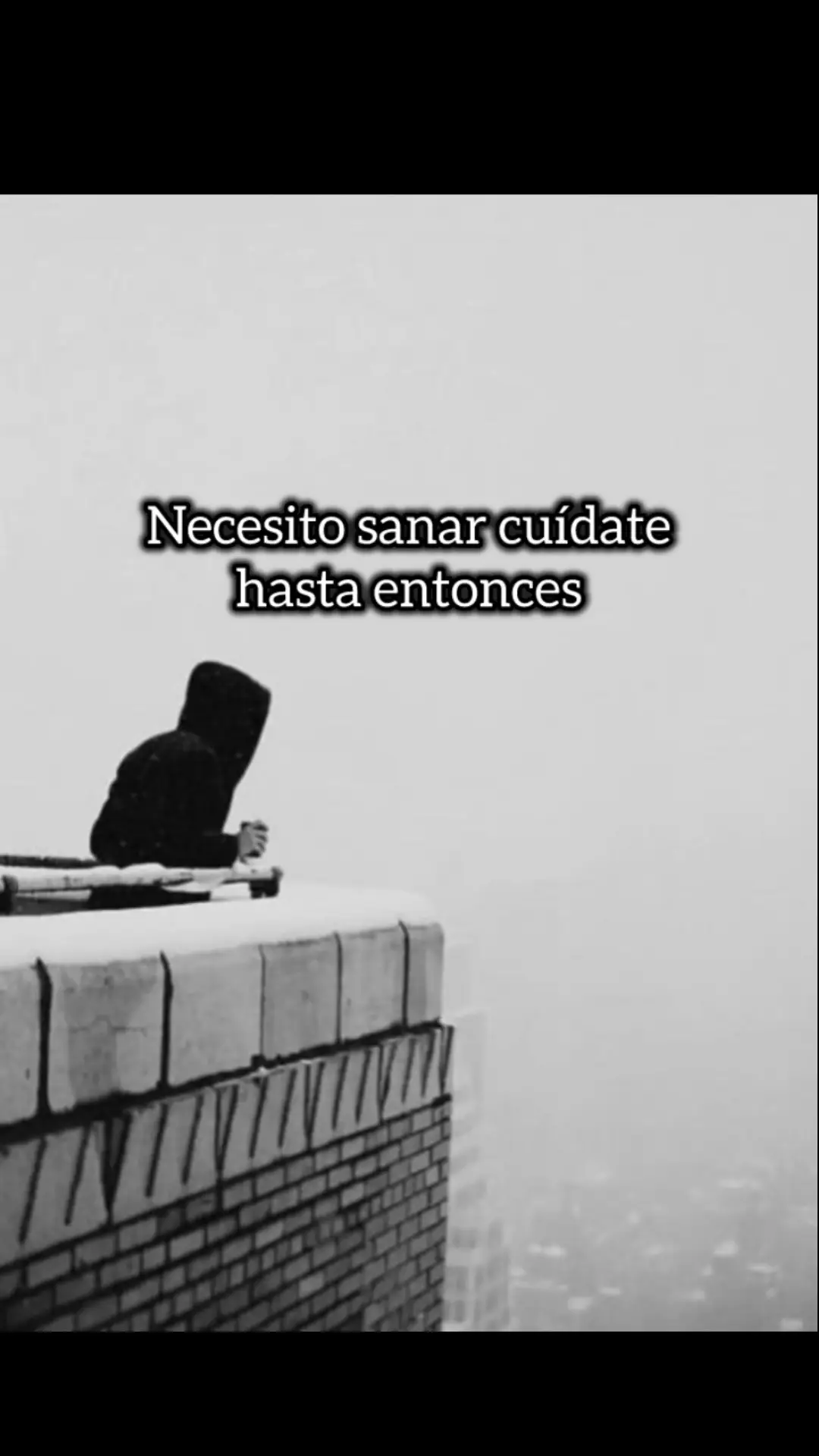 Hoy a llegado el dia que tanto pospuso, muy dentro de mi aun tenía esperanzas que volvieras, pero pasa el tiempo y es mejor poner pausa amis sentimientos por ti. por favor jamas olvides que te ame demasiado, para ser exacto mas de lo que debí y lo saves, fuiste y serás lo mas bonito que la vida me pudo prestar y te extrañare tanto como desde el primer día en que te fuiste de aquí, construí un mundo y se derrunbo, la vida fue injusta pero es lo que me toco vivir. lo que tuvimos nos llevó lejos lo malo es que el viaje terminó muy pronto. y me duele por que no es fácil decir adiós ala persona con la que siempre quise pasar el resto de mi vida, pero hay cosas que simplemente así tienen que ser, me encantaría pedirte que nunca me olvides, yo jamás lo are, también y por que no darte las gracias por todo lo que pasamos, gracias por que me dejaste hermosos recuerdos y adoro revivirlo, antes de dormir, al despertar, pero sobre todo cuando te extraño, ame cada mirada, cada mensajito con final feliz, tus celos, tu risa, tu felicidad, amaba cuando te preucupabas por mí, hay ocasiones en la que puedo verte en lugares en donde alguna ocasión estuvimos, ojala pudiera regresar el tiempo y quedarme justo en que prometiste jamás DEJARME SOLO ,pensé que duraría un poco más o que en algún momento me dirías que esto duraría todo la vida, pero hoy no estas. Deseo de todo corazón que cumplas tus sueños , no te detengas por nada del mundo que yo are lo mismo, has me sentir más orgulloso de ti, aun que ya no estemos juntos. talvez la vida nos aga coincidir, algun dia oh en otra vida. Te suelto, se feliz AMOR MIO, se muy feliz que yo desde lejitos me alegrare por Tii. #parati 💗☝️ 