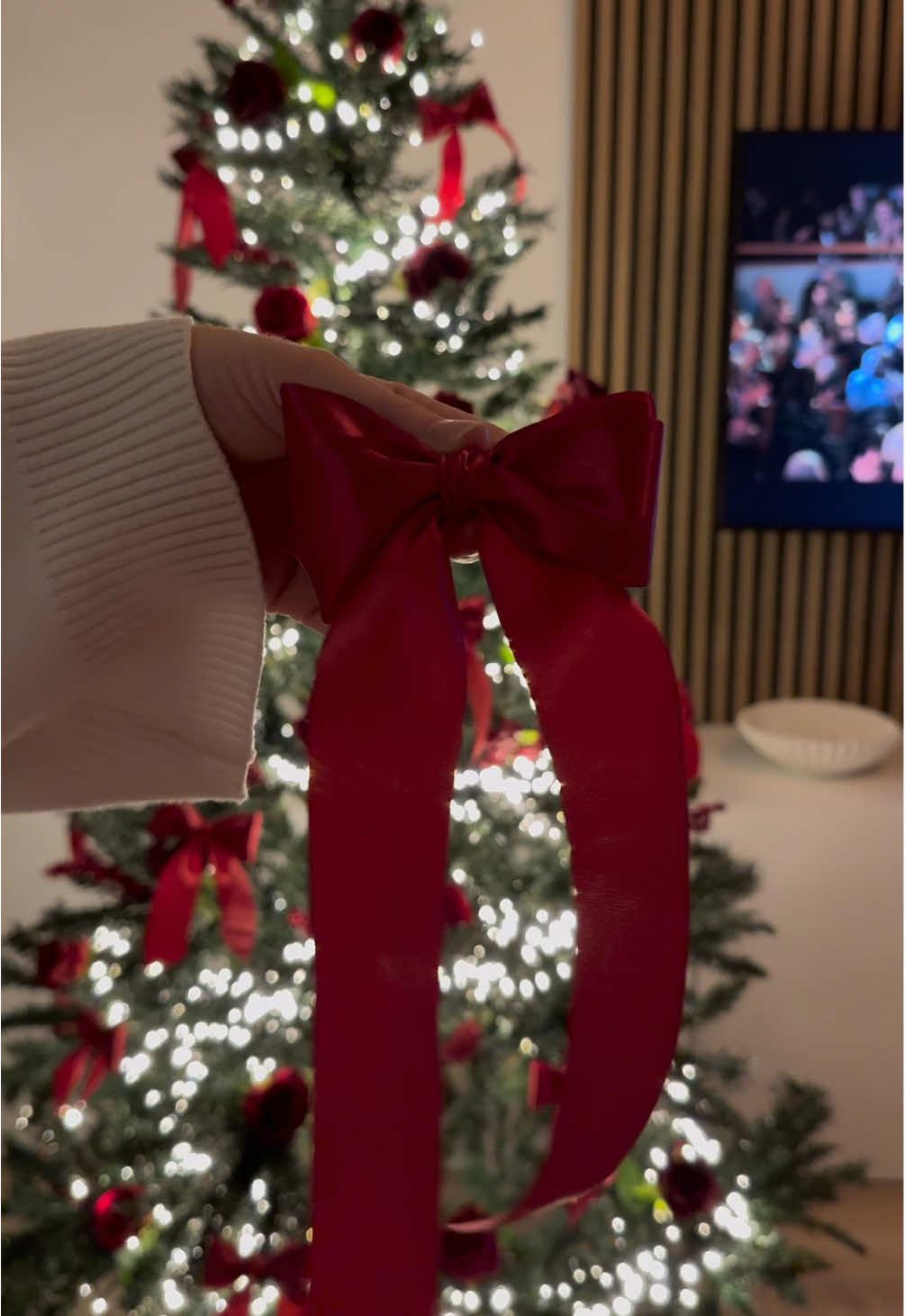 Easy DIY bow tutorial 🎀🌹 #christmas #bow #christmasdiy #christmastreedecorating #christmastiktok #christmasdecor #diybows #christmasbows #christmastreeinspo #diybow #thisisyoursign #redchristmas #classicchristmas 