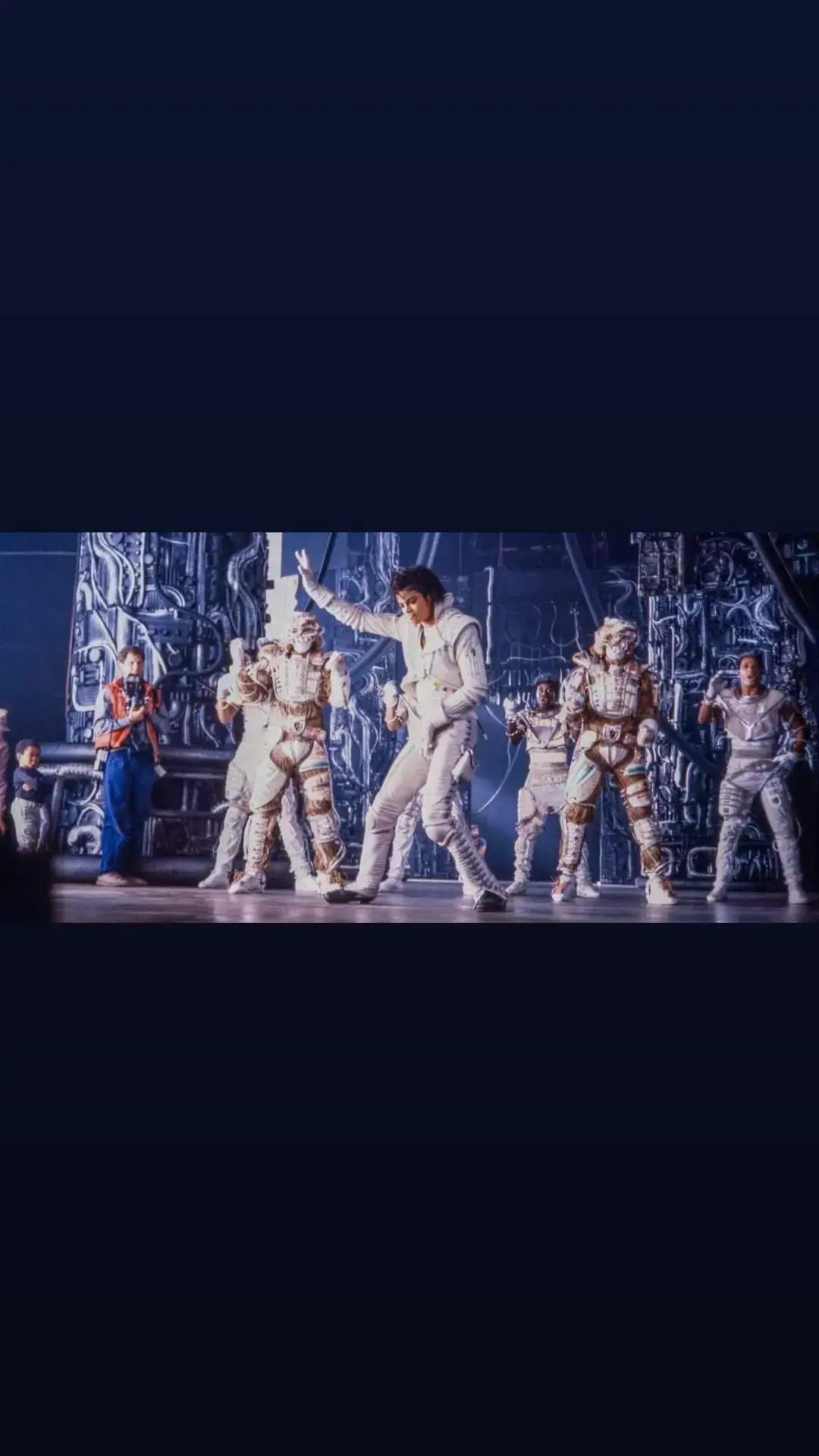 📸 | Michael Jackson ensayando con bailarines para una escena de la película Captain EO, dirigida por Francis Ford Coppola. #michaeljackson #kingofpop #sigueme_para_mas_videos_asi