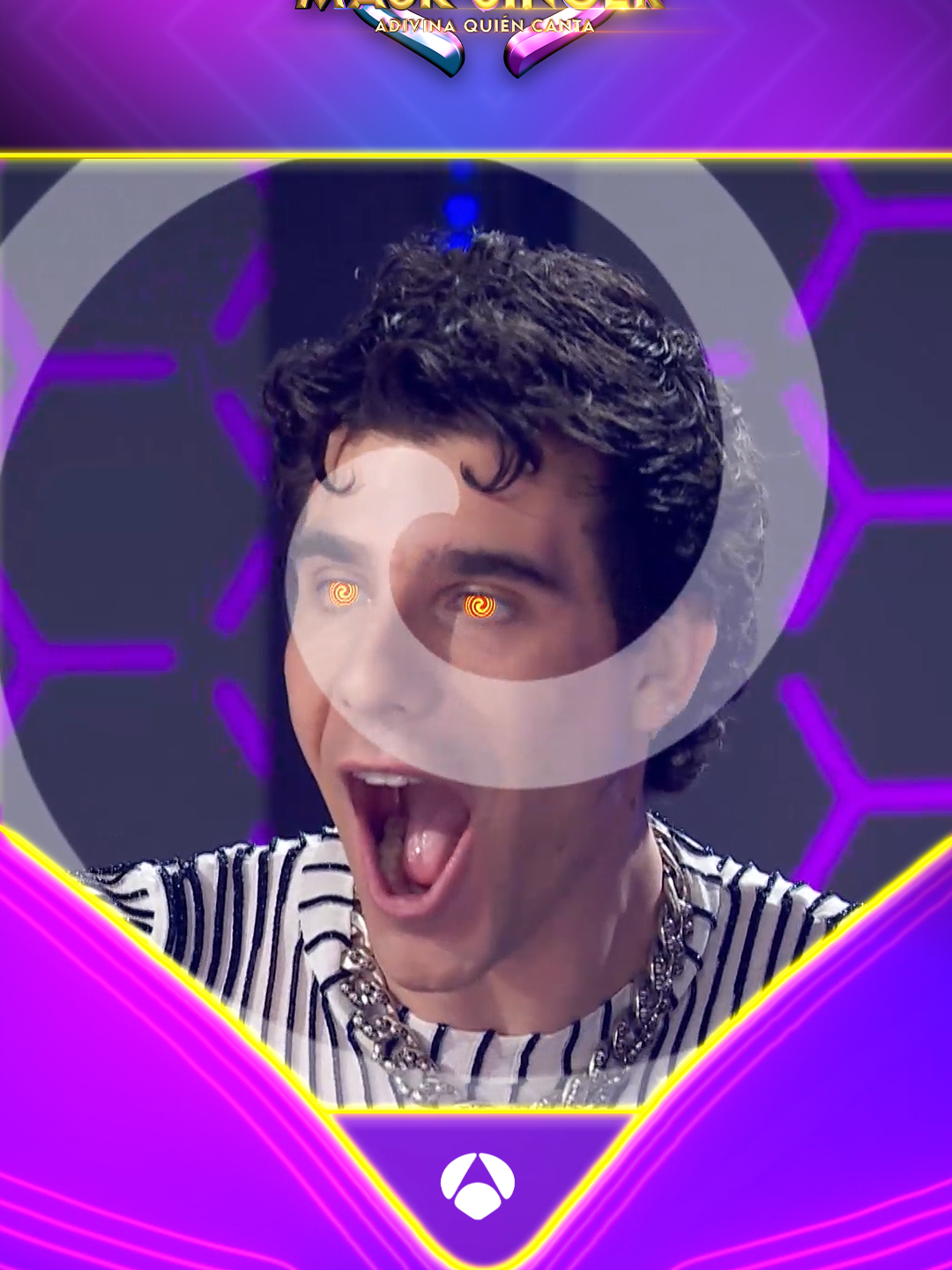 ¡Disputa e hipnosis entre Cobra y  Javier Calvo! 😵‍💫  ¿Quién creéis de nuestros investigadores que es más capaz de bajar hasta el suelo? 🕺 #MaskSinger #QueVer #TeleEnTikTok