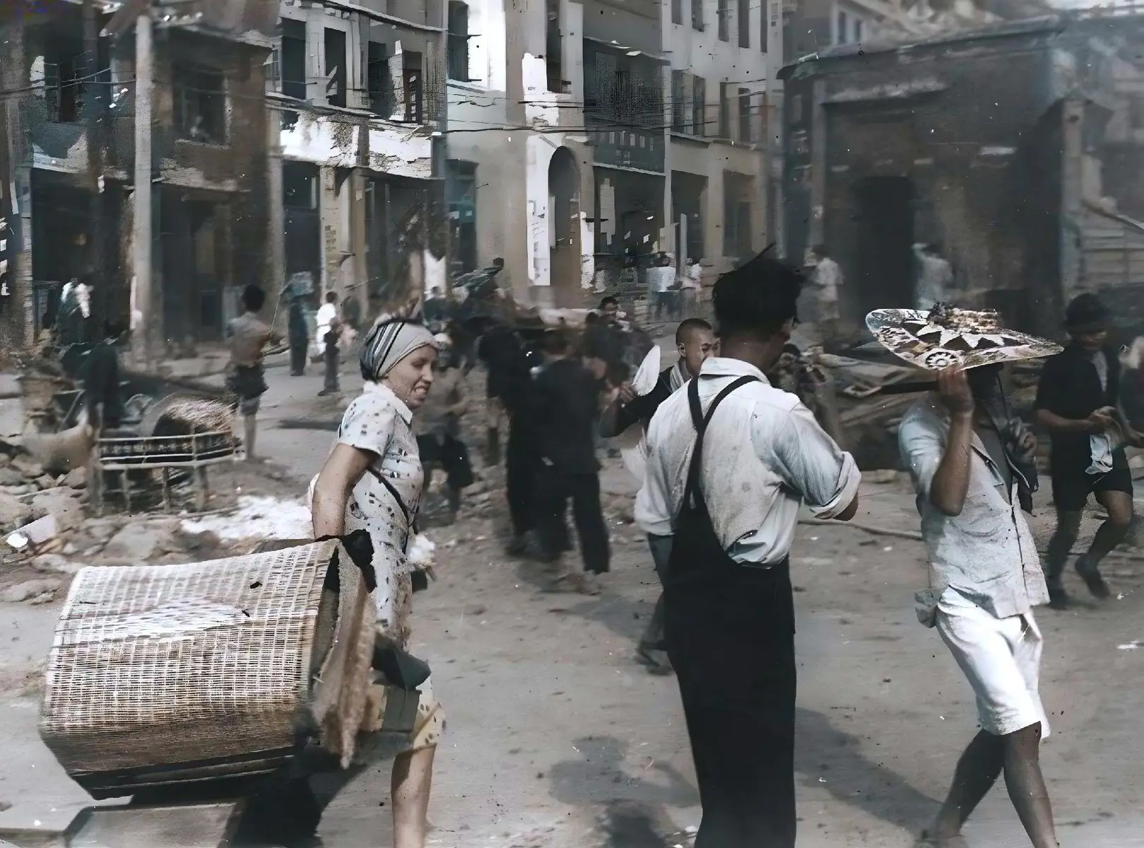 Chongqing in the Flames of War. This series of photos was taken in late 1941 by American war photographer Harrison Forman, capturing the real lives of Chongqing’s people during wartime. @AGREATSOUL 宏灵  #🇨🇳 #Chongqing #History 