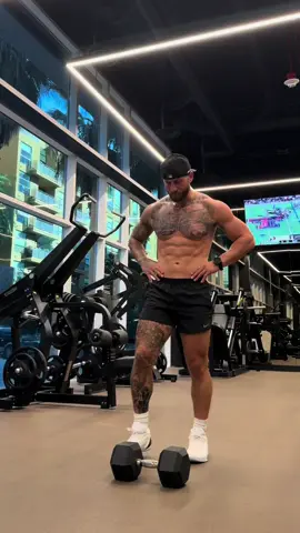 ONE DUMBBELL FULL BODY WORKOUT 💪🏻🔥 You can get a lot done with just one dumbbell.  Try and increase the weight, 5-10lbs, after each round.  Take what you have and get after it 💯 4 Rounds  10 reps of each 60 seconds of rest Thrusters x10 Alt Forward Lunge x10 RDL to Bent Over Row x10 Overhead March x10 #fullbody #fullbodyworkout #fullbodyexercises #dumbbellworkout #dumbbell #workout 