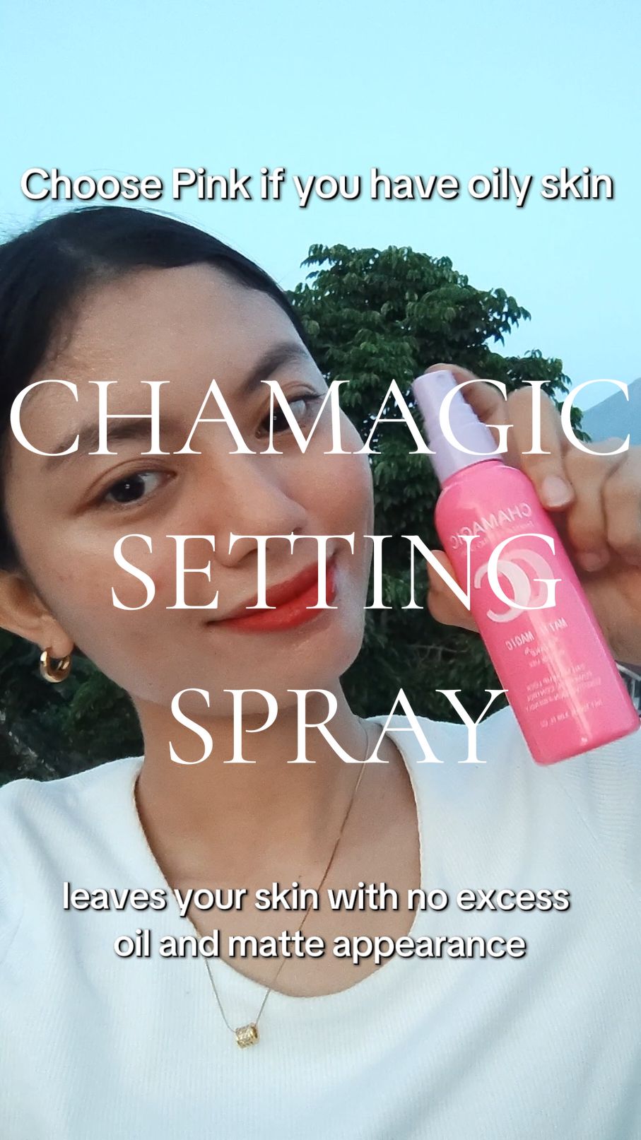 24 hour makeup lock, 100ml Sweat proof, smudge proof & water proof. For only 139 pesos, free shipping! 🛍️✨🧖🏻‍♀️ #settingspray #chamagicsettingspray #makeupsettingspray #affiliatemarketing #merrylein #fyp 